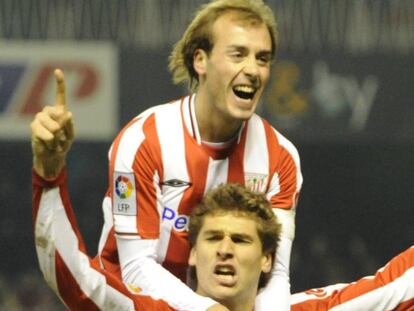 Yeste se sube sobre Llorente tras uno de los goles.