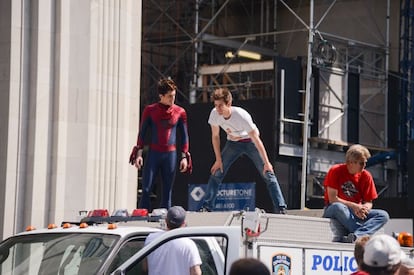 Andrew Garfield junto a William R. Spencer, su doble, en el rodaje de 'The Amazing Spider-Man 2: el poder de Electro', en Madison Square Park en junio de 2013. En este caso, el verdadero rostro del superheroe es de quien no lleva el disfraz del hombre araña.