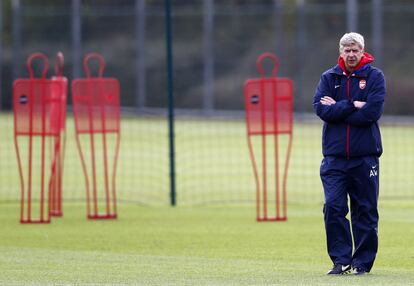 Arsene Wagner, entrenador del Arsenal, hace indicaciones a sus jugadores.