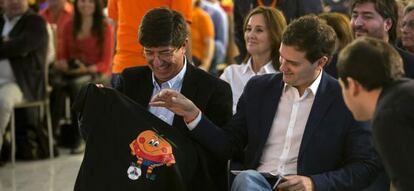 El candidato de Ciudadanos, Juan Marín (izquierda) y Albert Rivera, en Málaga.