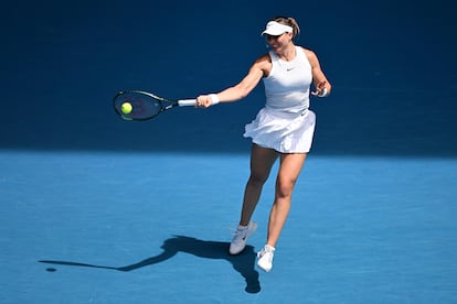 Paula Badosa golpea la pelota durante el partido contra Danilovic en la Margaret Court Arena.