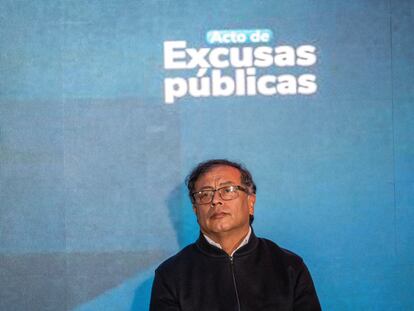 Gustavo Petro en el acto de excusas públicas ante madres de víctimas de falsos positivos, el 3 de octubre en Bogotá.