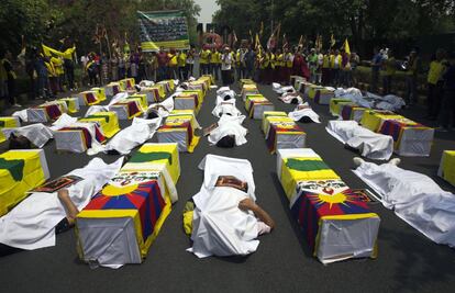 Exiliados tibetanos tumbados junto a cajas que simbolizan ataúdes cubiertos con banderas tibetanas y fotos de los que supuestamente se inmolaron en protesta contra China, frente a la oficina de las Naciones Unidas en Nueva Delhi (India).