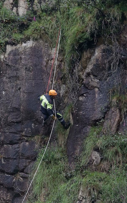 Un bombero de Navarra se descuelga en el monte durante la búsqueda de un joven subsahariano desaparecido.