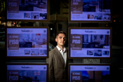 David de Gea, CEO de Housingo, posa para la cámara desde el exterior de su oficina en la calle Serrano. 