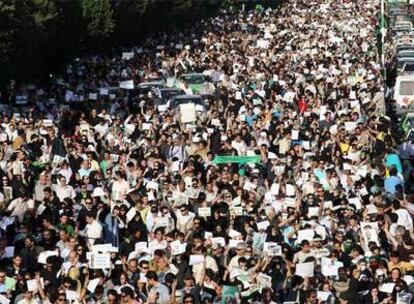 Decenas de miles de seguidores del líder reformista Mir Hosein Musaví se manifiestan ayer en Teherán.