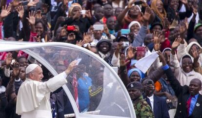 El Papa saluda a la multitud, este jueves en la Universidad de Nairobi.