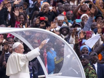 El Papa saluda a la multitud, este jueves en la Universidad de Nairobi.