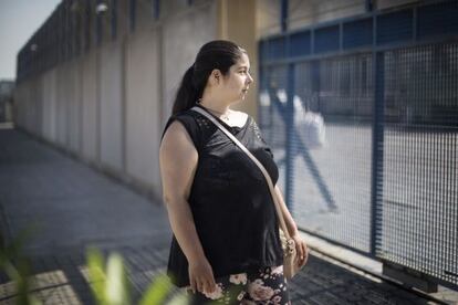 Jessica Jim&eacute;nez, frente al CIE de la Zona Franca, antes de visitar a su pareja, Hassan El Yousfi