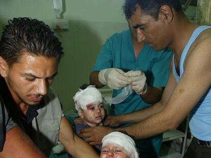Niños palestinos malheridos en un centro sanitario de Gaza