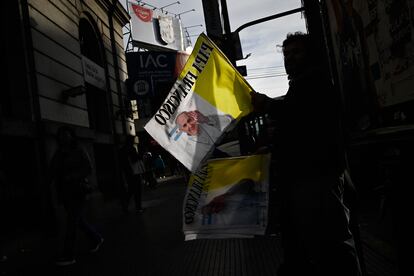 Personas se reúnen en el barrio de Flores tras la muerte del papa Francisco.