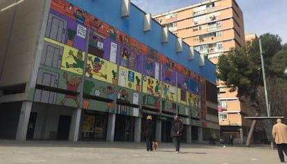 El antiguo cine Pere IV y un bloque de viviendas, en el barrio del Besòs de Barcelona.