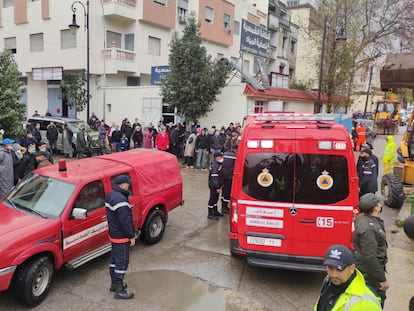 Servicios sanitarios y vecinos, en los alrededores de una fábrica textil marroquí donde fallecieron 26 personas electrocutadas en febrero del pasado año.