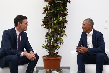 Después de su conferencia, Obama se ha reunido con el presidente del Gobierno, Pedro Sánchez, durante 20 minutos en una de las salas privadas habilitadas en el recinto ferial sevillano. Obama se ha interesado sobre las políticas que el Gobierno de Sánchez ha puesto en marcha en esta materia y sus proyectos de futuro. También han hablado sobre la importancia de la educación y del reto por la igualdad de género.