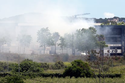 Vista del incendio declarado en una nave que almacena derivados de cloro, en Vilanova i la Geltrú. EFE/Enric Fontcuberta