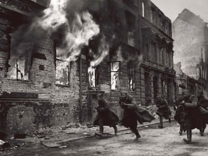 Soldados soviéticos en el Frente del Este. Finales de 1943. (Del libro 'La Segunda Guerra Mundial. Imágenes para la historia'. Paco Elvira. Prólogo de Jorge M. Reverte. Lunwerg, 2012)