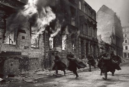 Soldados soviéticos en el Frente del Este. Finales de 1943. (Del libro 'La Segunda Guerra Mundial. Imágenes para la historia'. Paco Elvira. Prólogo de Jorge M. Reverte. Lunwerg, 2012)