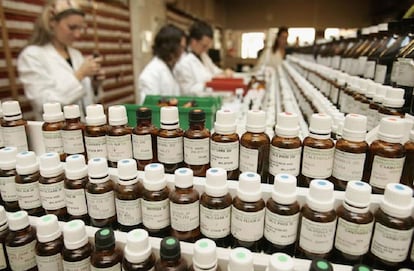 Empleados trabajan en una farmacia homeop&aacute;tico de Londres con los m&uacute;ltiples preparados que ofrecen.