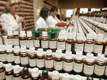 Empleados trabajan en una farmacia homeop&aacute;tico de Londres con los m&uacute;ltiples preparados que ofrecen.