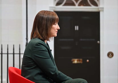 La ministra de Economía británica, Rachel Reeves, el día 23 en la BBC, en Londres.