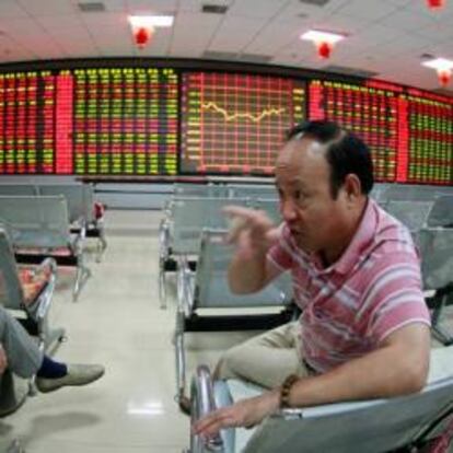 Inversores en una firma de Bolsa en China