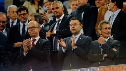 Bartomeu, al centre, a la llotja durant el Barça-Celta.