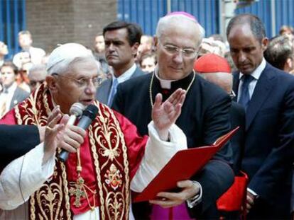El papa Benedicto XVI, durante su visita a Valencia en julio de 2006. A la derecha, Francisco Camps.