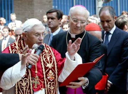 El Papa, durante su visita a Valencia en julio de 2006. A la derecha, Francisco Camps. Detrás, López Aguilar, entonces ministro de Justicia.