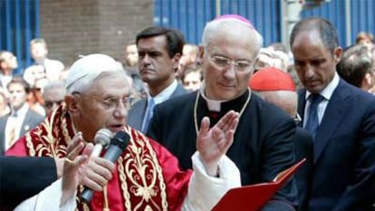 El papa Benedicto XVI, durante su visita a Valencia en julio de 2006. A la derecha, Francisco Camps.