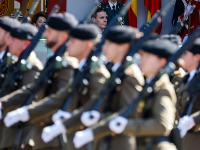 El presidente del Gobierno, Pedro Sánchez, durante el desfile del 12 de octubre, en el Paseo del Prado, en Madrid.