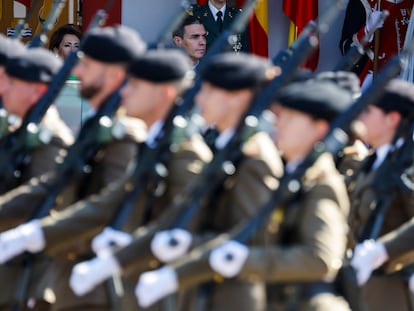 Al fondo, Pedro Sánchez en la tribuna de autoridades durante el desfile del 12 de octubre en Madrid.