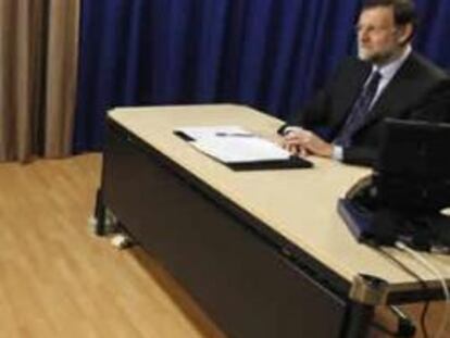 El jefe del Ejecutivo, Mariano Rajoy, durante su primera videoconferencia desde el Palacio de la Moncloa