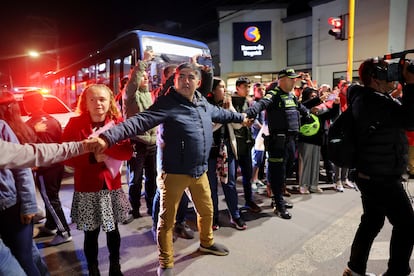 Varias personas y miembros de la Policía se toman de las manos para abrir paso a la ambulancia que trasladará a Miguel Uribe al hospital Fundación Santa Fe de Bogotá.