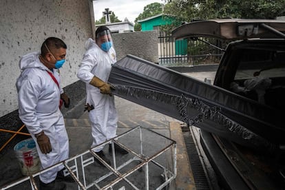 Trabajadores del crematorio de Iztapalapa (México) trasladan el cadáver de un fallecido por la covid-19, el 11 de junio. Las autoridades sanitarias de México anunciaron este domingo 4.147 contagios y 269 fallecimientos por coronavirus, con lo que el país llegó a 146.837 casos confirmados con 17.141 muertes desde el comienzo de la pandemia el 28 de febrero.