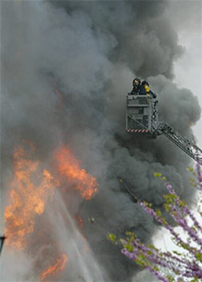 Los bomberos trabajan en la extinción del incendio ocurrido en la confluencia de las calles Maldonado y Claudio Cuello en Madrid.