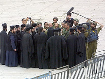 Soldados israelíes conversaban ayer con frailes greco-ortodoxos en la plaza de la Basílica de la Natividad en Belén.
