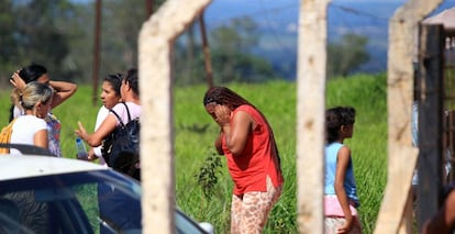 Familiares de presos se desesperam após rebelião em Goiás.