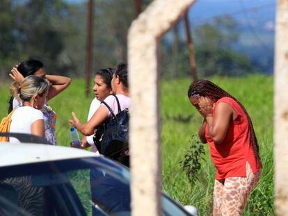 Familiares de presos se desesperam após rebelião em Goiás.