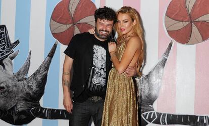 El artista Domingo Zapata y la actriz Lindsay Lohan, en Art Basel.