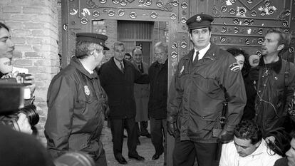 Rafael Vera y José Barrionuevo (justo detrás de la puerta) salen de la cárcel de Guadalajara, el 24 de diciembre de 1998.