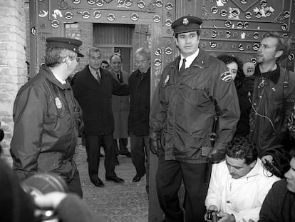 Rafael Vera y José Barrionuevo (justo detrás de la puerta) salen de la cárcel de Guadalajara, el 24 de diciembre de 1998.