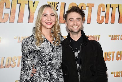 El actor Daniel Radcliffe, junto a su novia Erin Darke, en la presentación de su nueva película 'La ciudad perdida', este lunes 14 de marzo, en Nueva York.