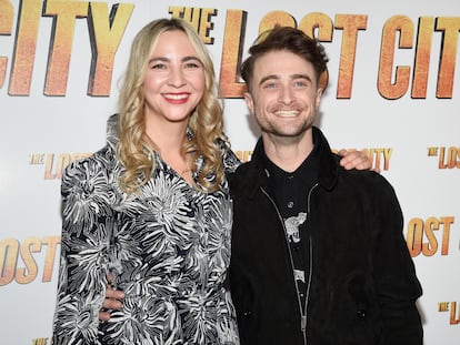 El actor Daniel Radcliffe, junto a su novia Erin Darke, en la presentación de su nueva película 'La ciudad perdida', este lunes 14 de marzo, en Nueva York.