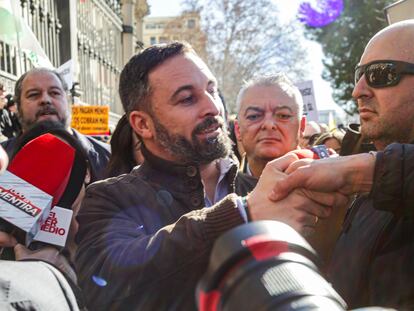 El presidente de VOX, Santiago Abascal, saluda los asistentes a la manifestación de agricultores y ganaderos frente al Ministerio de Agricultura en Madrid, en febrero de 2020.