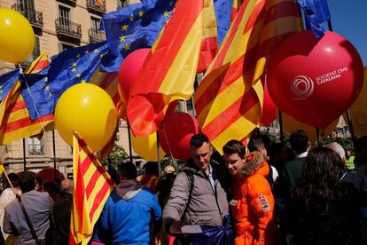 Banderas de Cataluña, España y Europa son llevadas por los asistentes a la manifestación.