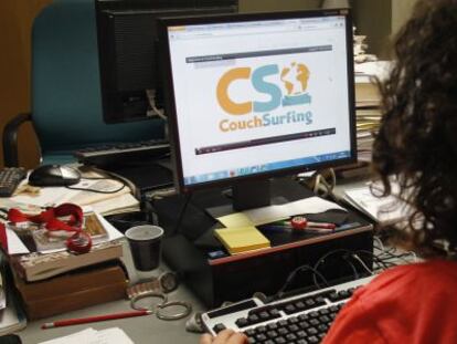Una internauta consulta la web de Couchsurfing.