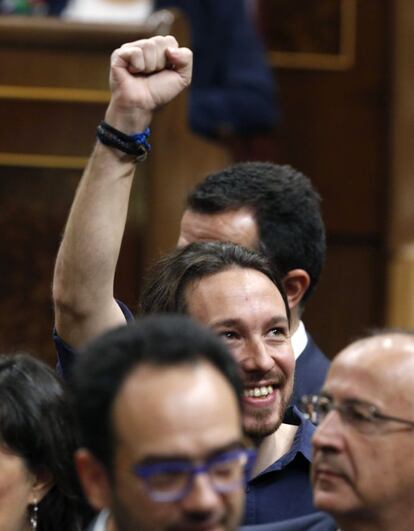 El líder de Podemos, Pablo Iglesias, saluda con el puño levantado mientras espera su turno para votar en la elección del presidente del Congreso.