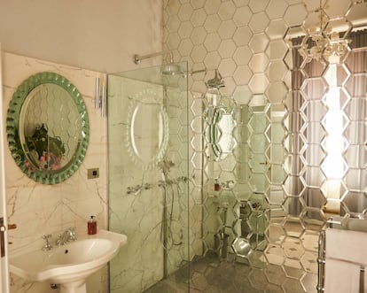 Los baños de Casa Iris, donde hasta las paredes son de espejos.