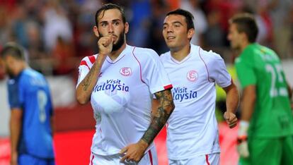 Aleix Vidal celebra su gol, el segundo del Sevilla. 