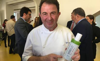 El chef Mart&iacute;n Berasategui con el producto B&iacute;belo.